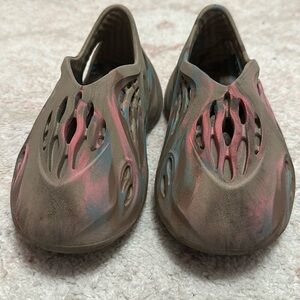 Yeezy girls foam runners